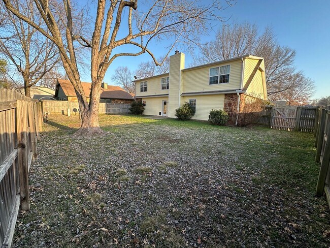 Building Photo - Spacious 3 bedroom, 2 bath home!  Don't mi...