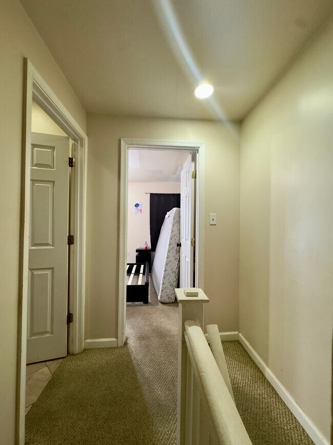 Building Photo - Charming 2 Bedroom/1.5 Bathroom Townhome in Highlandtown, MD!