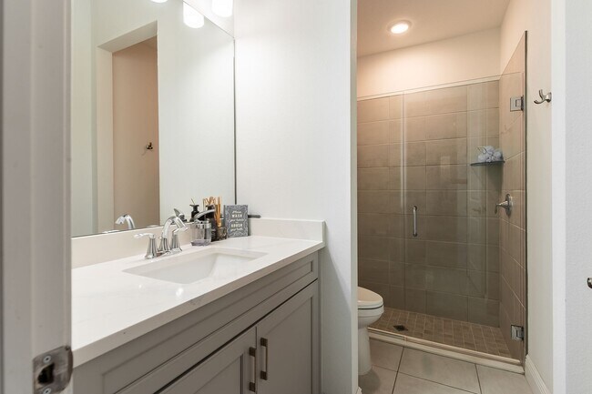 Building Photo - **25% OFF FIRST MONTHS RENT IF YOU OCCUPY ...