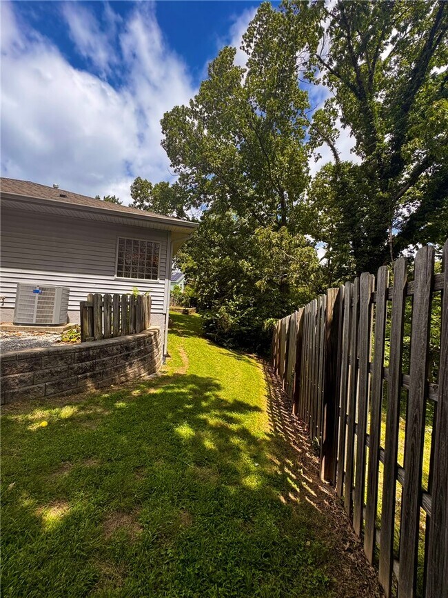 Building Photo - 723 N Lakeview Dr