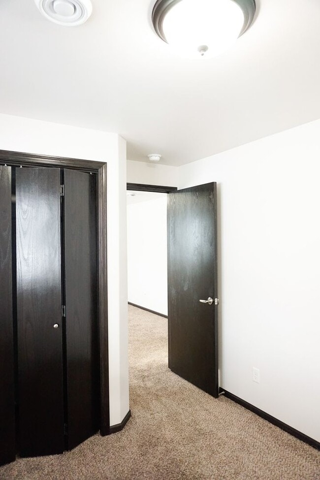 Building Photo - 3 Bed 3 Bath Twin Home