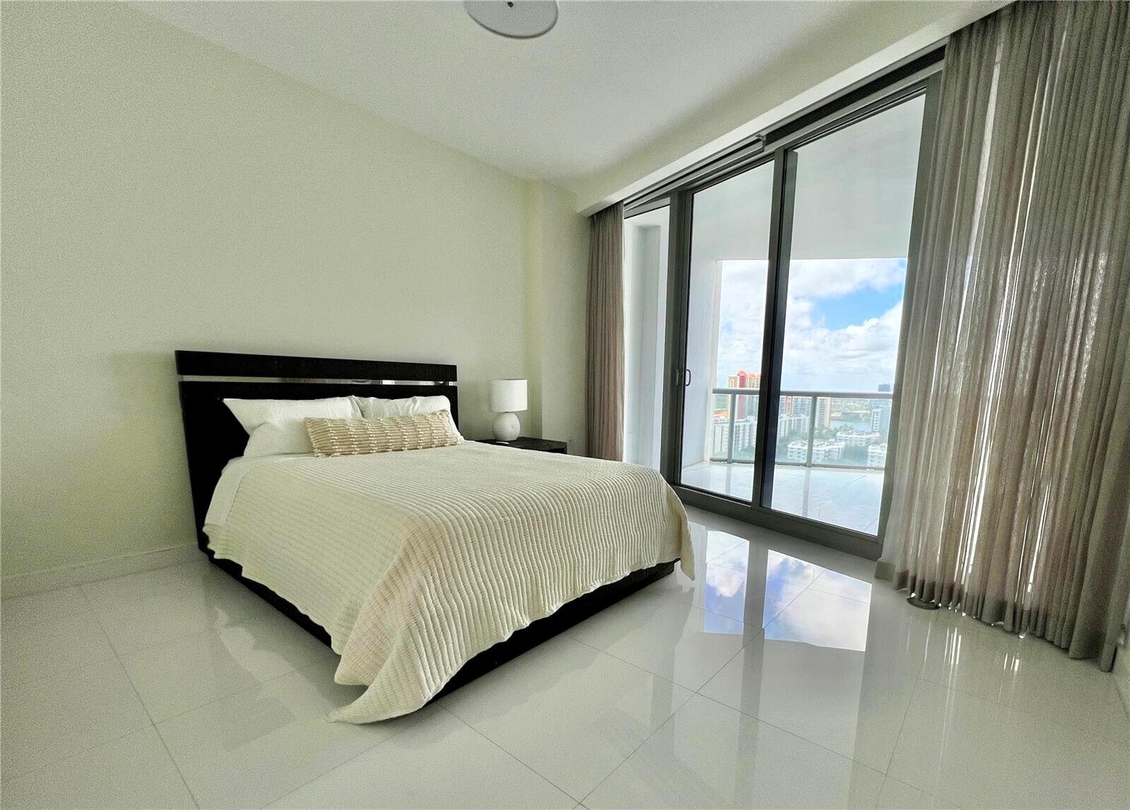 Building Photo - 17121 Collins Ave