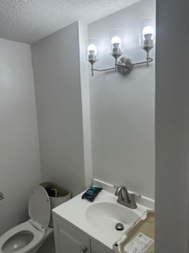 Building Photo - Welcome Home! Beautiful 4 Bedroom 2 Bath Home in Kansas City, MO