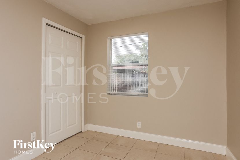 Building Photo - 1425 NE 29th St