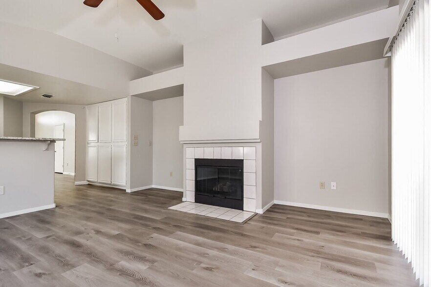 Building Photo - 5244 Del Lago Dr