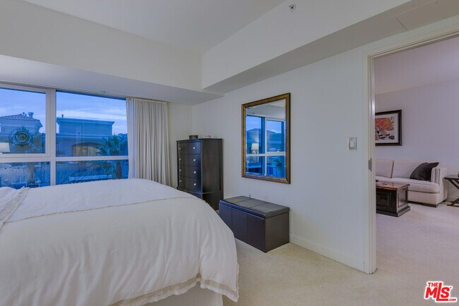Building Photo - 13700 Marina Pointe Dr