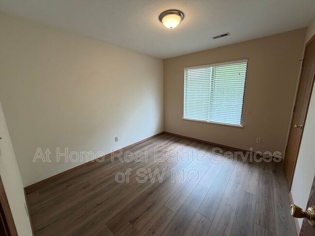 Building Photo - 757 E Bain St