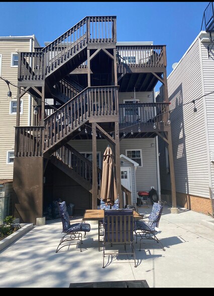 Building Photo - 372 Walnut St