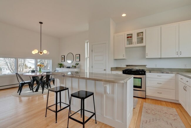 Building Photo - Stunning 4 Bed 2.5 Bath Steps from Willards Beach