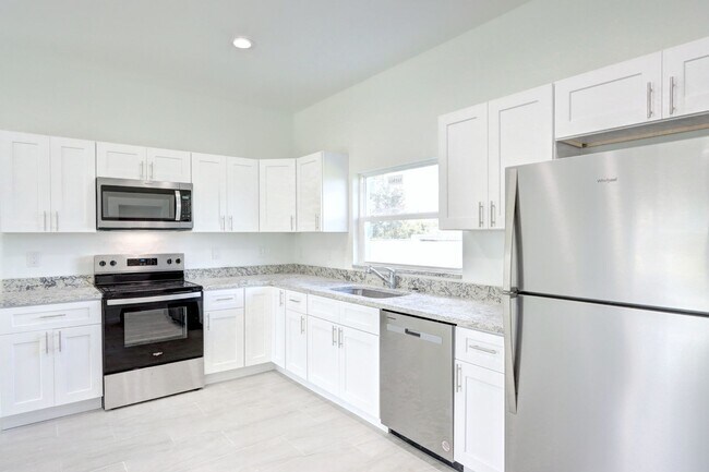 Building Photo - BRAND NEW 3/2/1-SAVANNAH MODEL-GREAT SW LEHIGH LOCATION