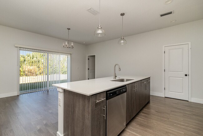 Building Photo - 1213 Waterford St SE