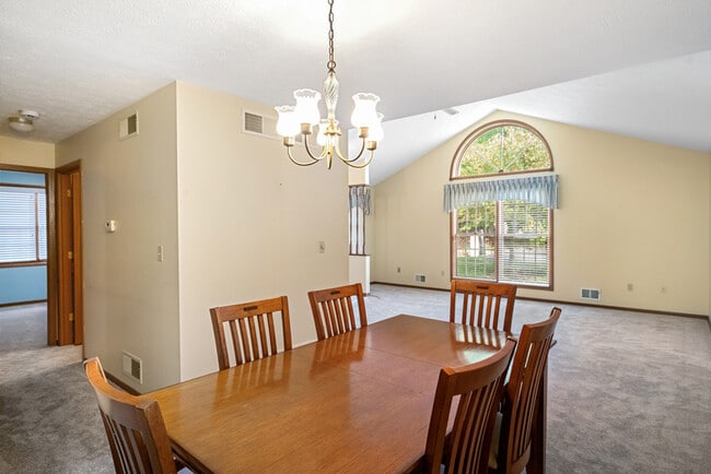 Building Photo - 702 Dehaven Ct