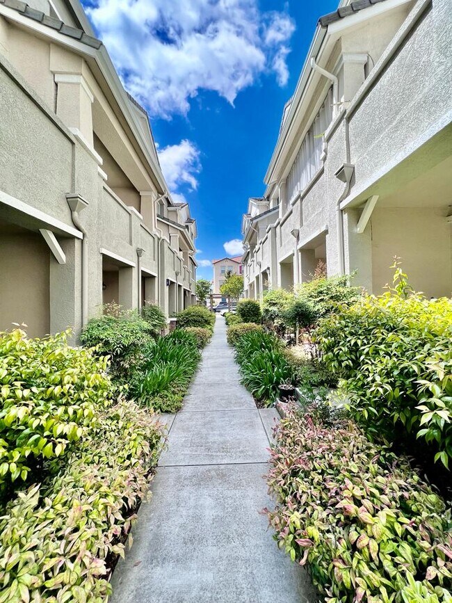 Building Photo - 2622 Baton Rouge Dr