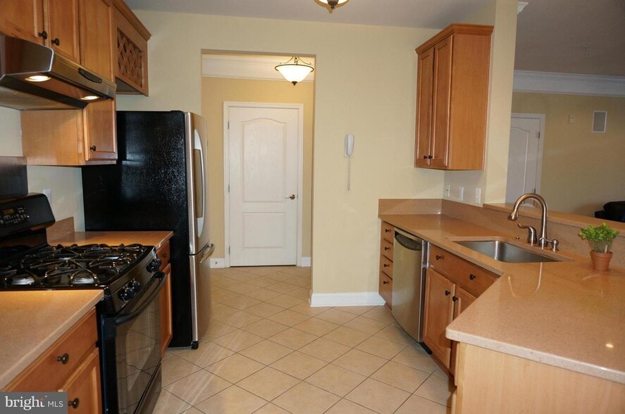 Building Photo - 5801 Clipper Ln