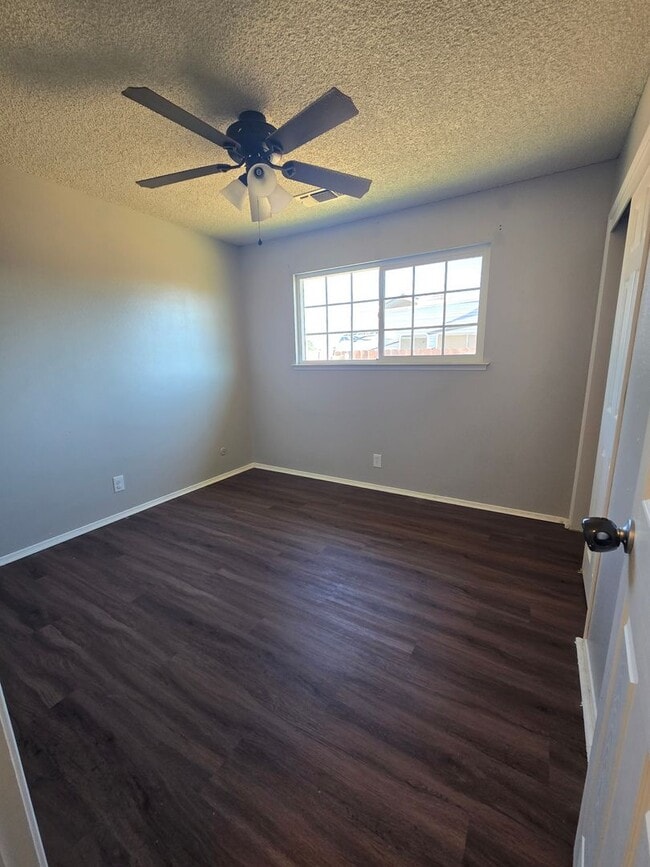 Building Photo - 3 BR 2 BA Available Now