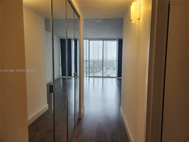 Building Photo - 7601 E Treasure Dr