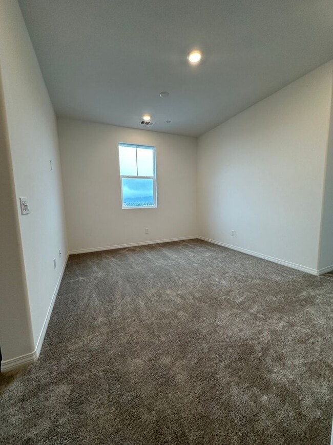 Building Photo - 1 Year Old Lenner 3 Bedroom + Loft Condo i...