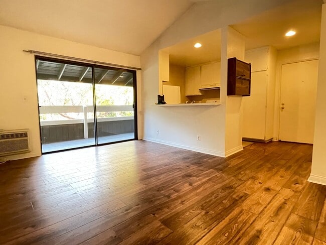 Building Photo - Unique Condo In Irvine