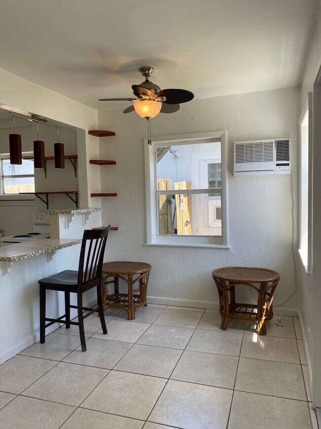 Building Photo - 926 N 16th Ave