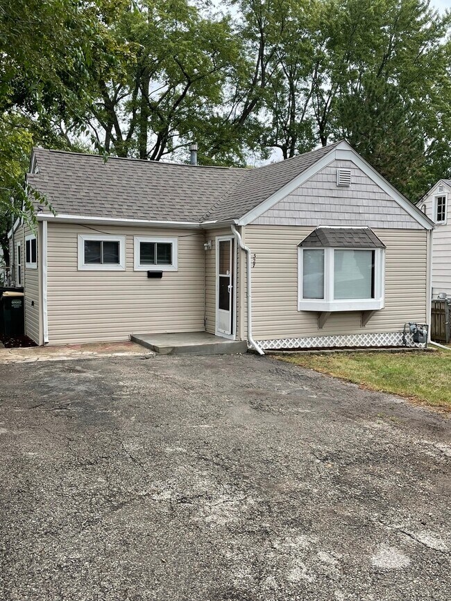 Building Photo - 327 Fairlawn Dr