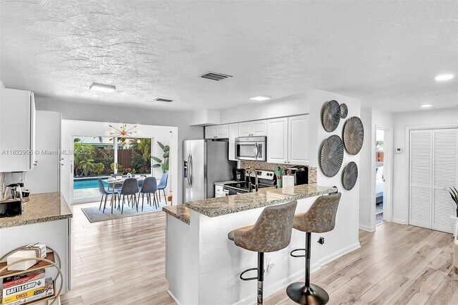 Building Photo - 4633 SW 28th Ave