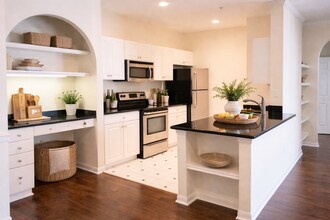 Building Photo - Stunning 2/2 Pool View Condo @ Park North Downtown Orlando !