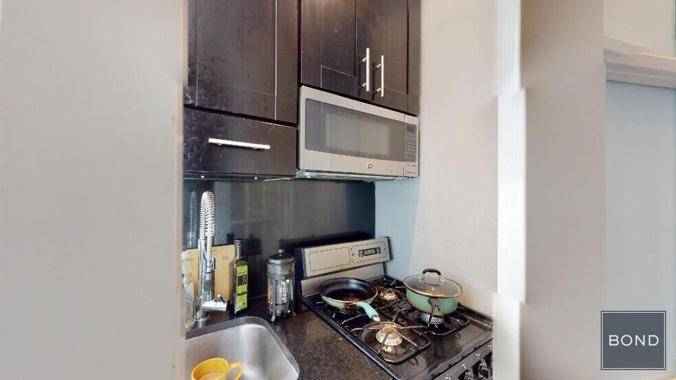 Building Photo - 234 Mott St