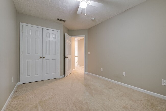 Building Photo - 3 Bed 2.5 Bath Gorgeous Townhome, Availabl...