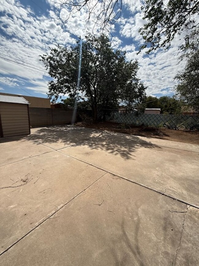 Building Photo - 3 Bedroom 2 Bath 1 Car Garage 1200 Square ...
