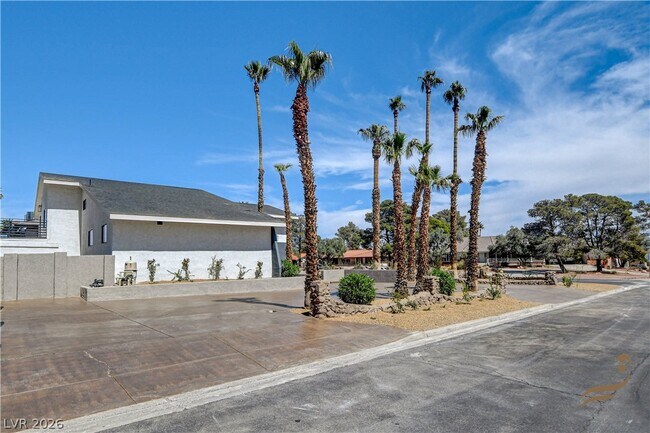 Building Photo - 2685 S Tenaya Way