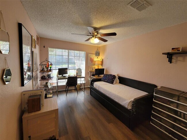 Building Photo - 1015 E Yager Ln