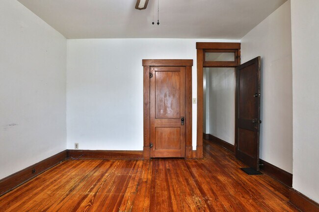 Building Photo - 4 Bedroom North Campus Newly Remodeled House with 2 Decks and Patio