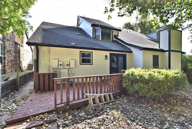 Building Photo - Updated 2 bed, 2 bath townhouse with 1,788...