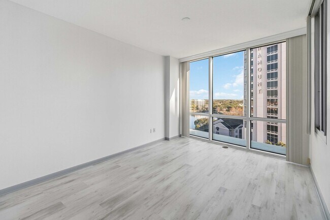Building Photo - MOVE IN SPECIAL- Beautiful Newly Renovated 2/2 Condo at The Waverly on Lake Eola in Downtown Orlando