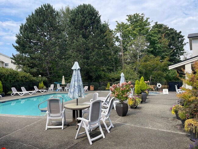 Building Photo - Welcome Home to Comfort & Convenience in E...