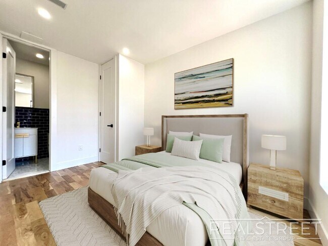 Building Photo - Marconi Pl