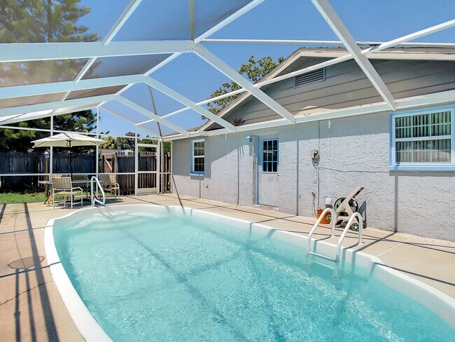 Building Photo - 4 Bedroom POOL Home in Largo