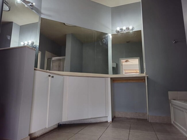 Building Photo - Prime Location & Modern Comfort in Greenacres! 3 Bed 2.5 Bath Townhouse