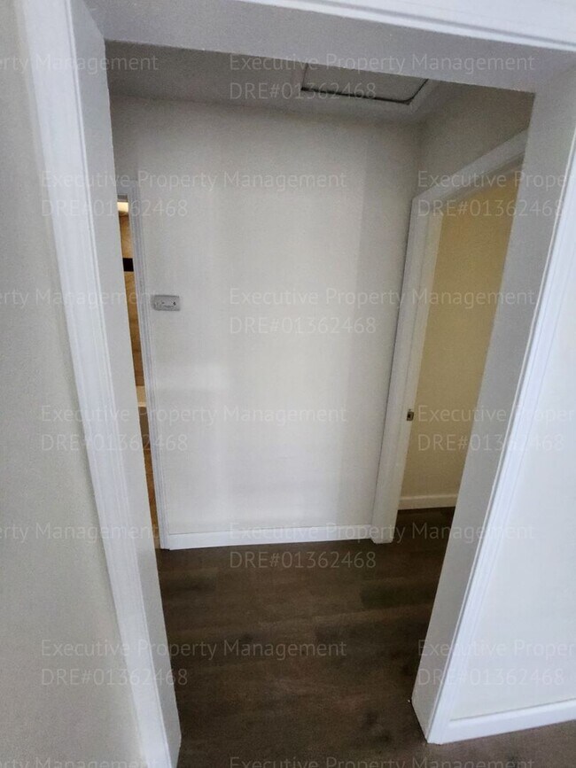 Building Photo - 3 bedroom 1 bathroom near Oswell St/ Virginia Ave