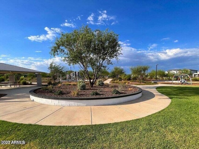 Building Photo - 4815 E Village Dr