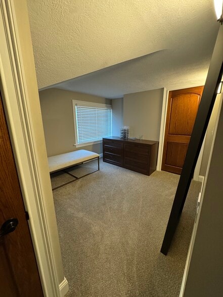 Building Photo - 17640 Larchwood Ave