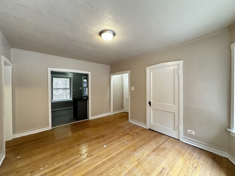 Building Photo - 4027 W Melrose St