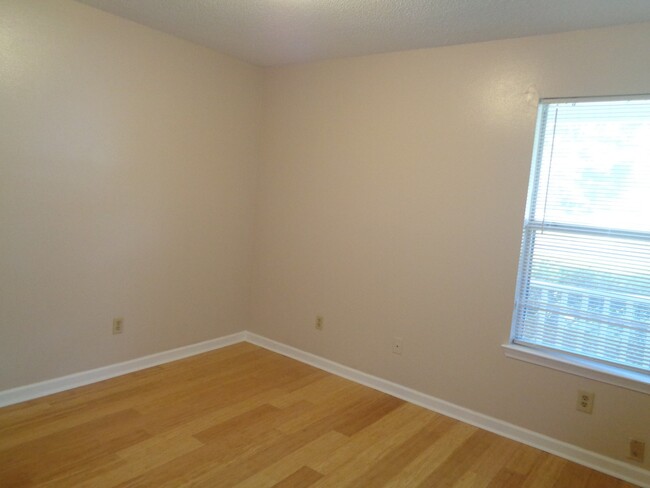 Building Photo - Remodeled 3BR/2BA home in great central lo...