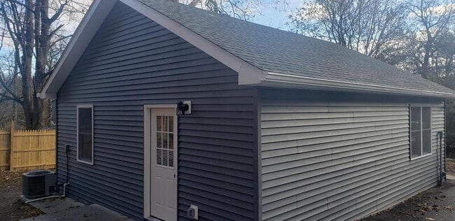 Building Photo - 453 Vineyard Ave