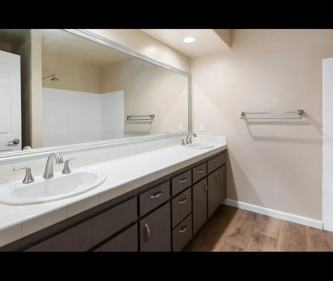 Building Photo - 580 Camino De La Reina