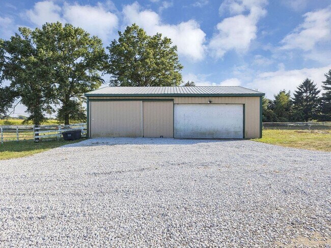 Building Photo - Your country retreat awaits!