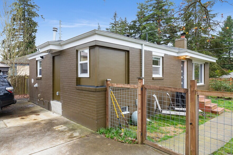 Building Photo - 16626 15th Ave NE