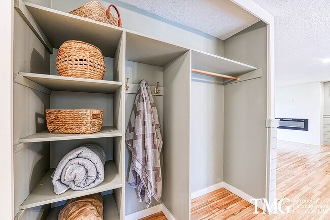 Building Photo - Classic Ranch Style home with 2 Bed 1.5 Bath and Large Backyard!