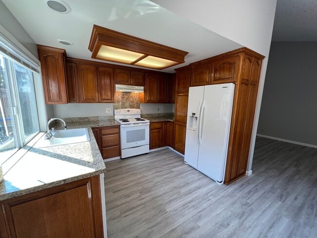 Building Photo - Newly Updated 4/2 Home! Remodeled Bathroom...
