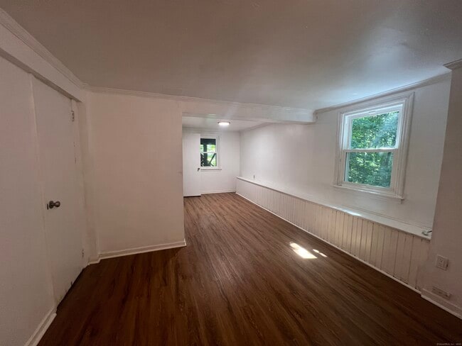 Building Photo - 11 E Hills Dr